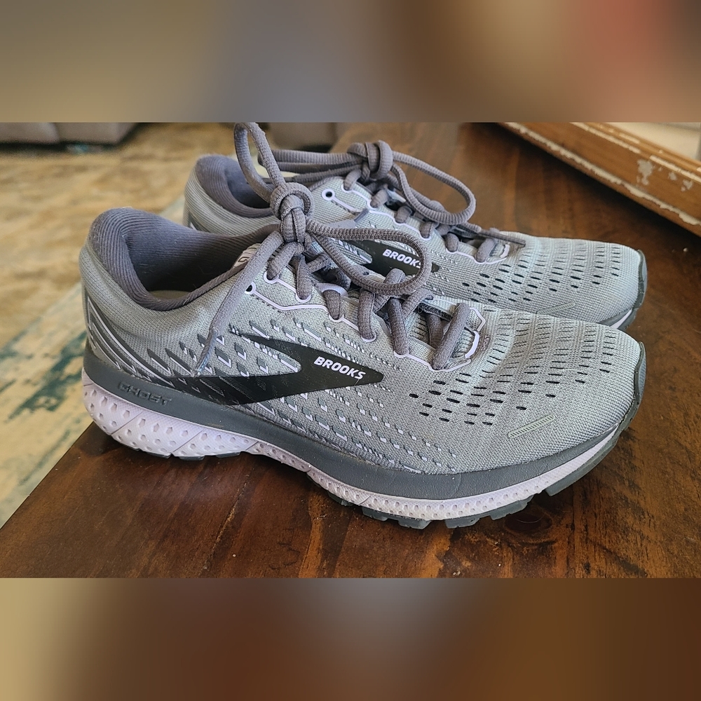 Womens Brooks Ghost 13 tennis shoes, size 6